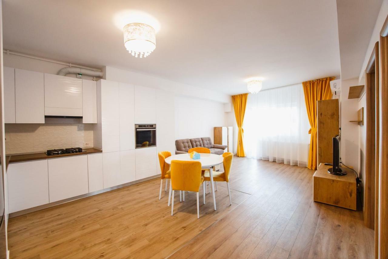 Spacious & Bright 2 Bedroom Central Apartment Oradea Extérieur photo